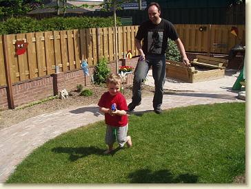 20070428-03 Stoeien met oom en waterpistolen